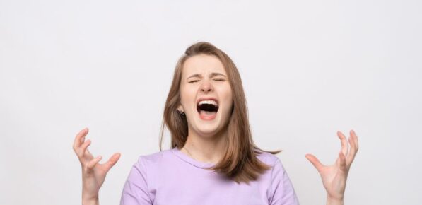 Psychologia nastoletniego gniewu. Jak pomóc sobie i swojemu dziecku.
