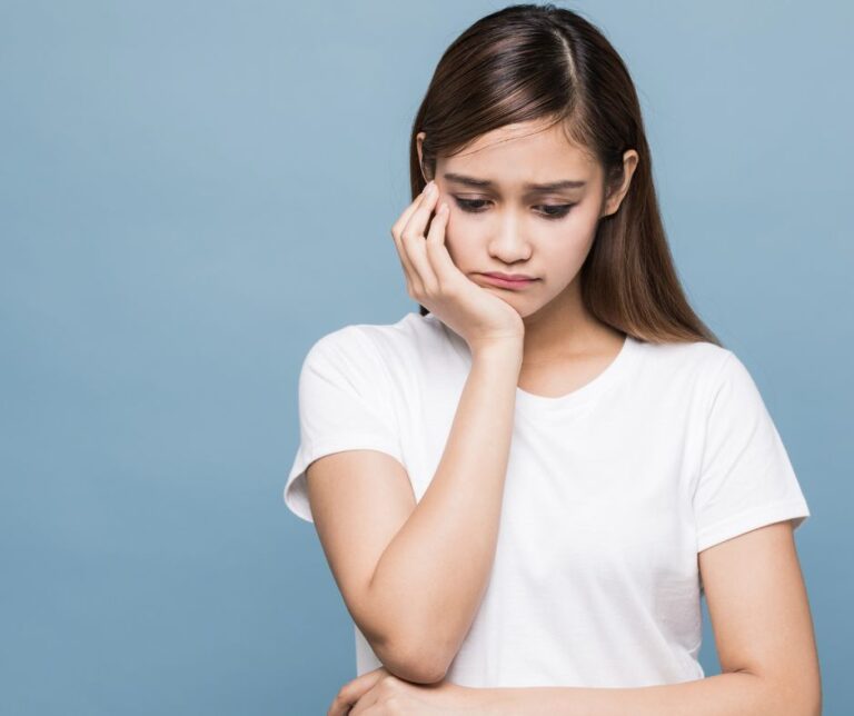 Depresja młodzieżowa. Jak ją rozpoznać i sięgnąć po pomoc?